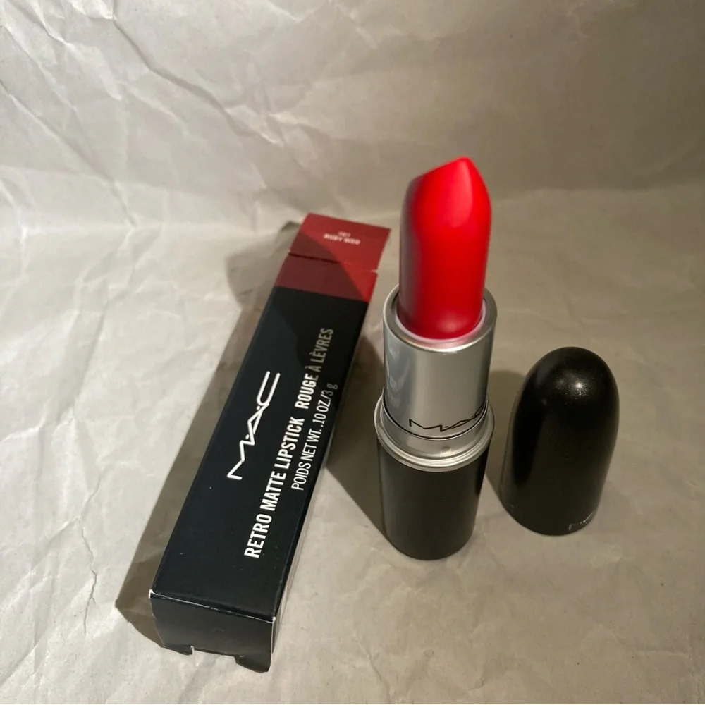 Mac lipstick (ruby woo)